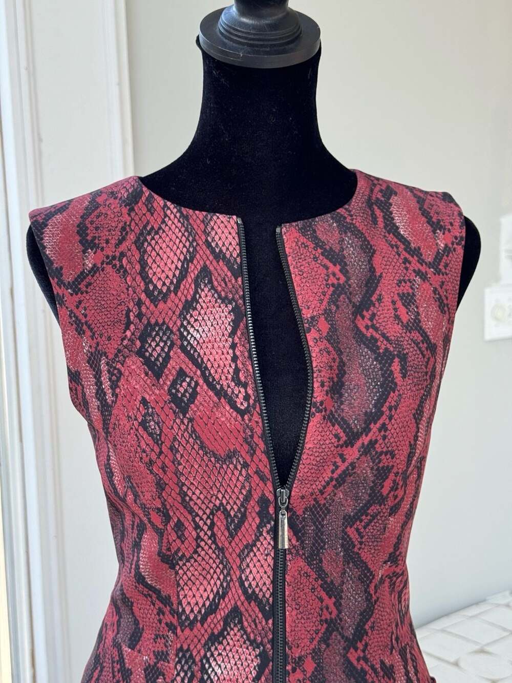 L'AGENCE Red Python Snakeskin Print Zip Front Sheath Dress Size 2 Dual Zipper - Picture 2 of 10